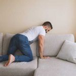 hombre buscando algo perdido en casa