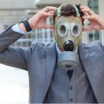 Hombre ejecutivo con máscara de oxígeno