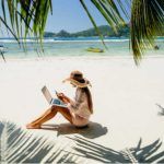 playa mujer computadora