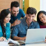 Estudiantes con computadora