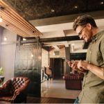 hombre smartphone hogar