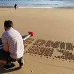 Ivan Miranda, es un youtuber español que se dedica a hacer inventos locos con robots e impresiones 3D (entre otras cosas) y que mostró su desarrollo de "robot-impresora" que deja una huella muy particular y elaborada en las playas. El desarrollo de Miranda es un robot autónomo que puede escribir mensajes en la arena.