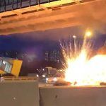 Un auto Tesla explota en llamas luego de chocar contra un camión en Rusia