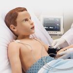 Gaumard se dedica a fabricar robots como Pediatric HAL para que los médicos y estudiantes de medicina practiquen actuaciones reales sin riesgo