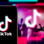 Teléfono inteligente con el logotipo de Tik Tok, que es una red social popular en la red internet