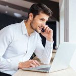 Hombre trabajo computadora