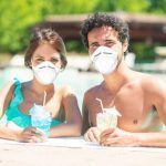 Pareja de vacaciones durante la pandemia de coronavirus
