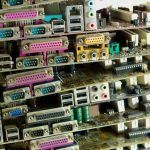Uno de los principales problemas con el modelo de producción y consumo de la economía circular es la obsolescencia programada. La caducidad planificada o programada se refiere al acortamiento deliberado de la vida útil de un producto por parte del fabricante para aumentar el consumo.