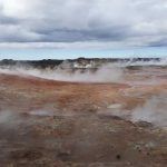 Vista general de la región hidrotermal de Seltun-Krýsuvík (SO de Islandia), donde abundan las fumarolas, los mud pots y las surgencias hidrotermales. Créditos: L. Sánchez-García.