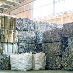 En la planta procesadora de Plastitec Group se recolecta, clasifica, limpia y regenera el plástico PET de un solo uso, para luego transformarlo en resina reciclada (PET-PCR grado alimentario) que sirve de materia prima para diferentes industrias.