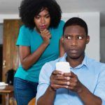 Usar una app espía para WhatsApp por desconfiar de tu pareja te puede convertir en cibercriminal