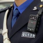 Apple exige a sus empleados que usen una cámara corporal tipo policía para frenar las filtraciones