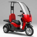 Honda Gyro Canopy:e es un e-scooter enfocado en la entrega de paquetes. Su toldo adicional protege parcialmente al conductor así como a la carga, que aún podrían estar mojados mientras transitan bajo la lluvia. Carece de una caja de carga sellada. Sin embargo, proporciona un escudo contra el viento y la lluvia que pueden afectar la visibilidad a través del parabrisas del e-scooter.