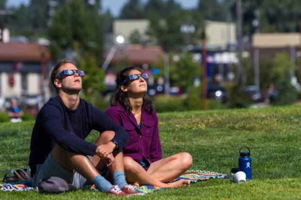 Cómo observar un eclipse solar total de forma segura