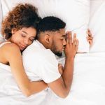 Dormir mal no solo tiene un impacto negativo en tu bienestar físico, sino que también puede deteriorar tu salud mental. Pasar noches en vela o quedarse hasta altas horas de la madrugada con tu celular puede tener serias consecuencias para tu salud mental.
