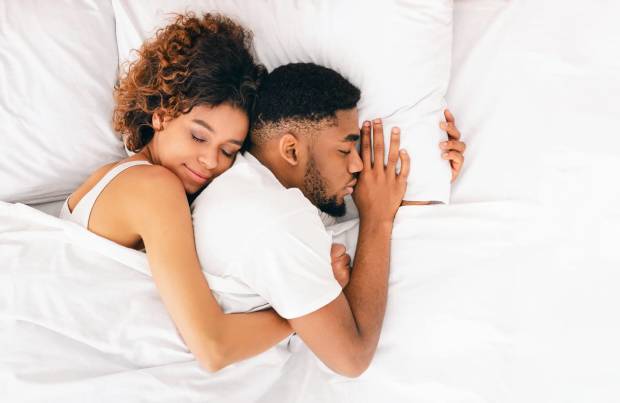 Dormir mal no solo tiene un impacto negativo en tu bienestar físico, sino que también puede deteriorar tu salud mental. Pasar noches en vela o quedarse hasta altas horas de la madrugada con tu celular puede tener serias consecuencias para tu salud mental.