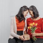 Llega el Día de la Madre y todos los hijos queremos tener un bonito detalle con ellas, que les toque directamente al corazón. Una buena opción es regalarle un perfume que nos recuerde a ella, a su esencia y a tu forma de ser ¿No sabes por cuál decantarte? No te preocupes, te ayudamos a escoger el mejor para ella.