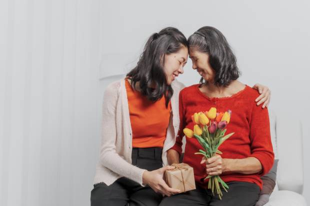 Llega el Día de la Madre y todos los hijos queremos tener un bonito detalle con ellas, que les toque directamente al corazón. Una buena opción es regalarle un perfume que nos recuerde a ella, a su esencia y a tu forma de ser ¿No sabes por cuál decantarte? No te preocupes, te ayudamos a escoger el mejor para ella.