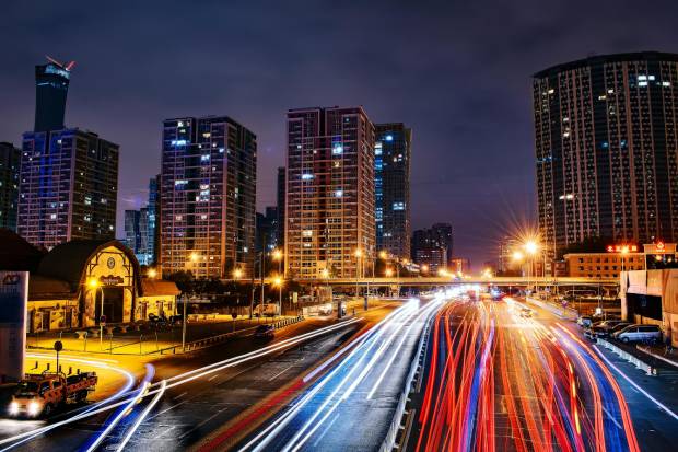La fibra óptica como motor para la creación de ciudades inteligentes en Colombia