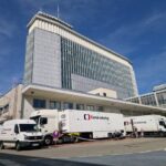 Czech TV implementa un proyecto emblemático de LiveU OB en Europa Central 10 unidades móviles OB modernizadas con codificadores en rack de LiveU para producciones remotas y en sitio con alta calidad y bajo costo Hackensack, NJ – 02 de diciembre 2025 – La Televisión Checa (Czech Television), el canal público nacional, ha desplegado uno de los proyectos de producción en vivo más grandes con LiveU en la región, para cubrir transmisiones deportivas y noticiosas en directo, utilizando la solución de producción remota de LiveU. El proyecto, diseñado e implementado junto al partner Smart Informatics, equipa a 10 unidades móviles (OB vans) con la tecnología IP de transmisión enlazada (bonded) de LiveU, lo que permite a Czech TV operar con flujos de trabajo de producción en vivo más flexibles, rentables y preparados para el futuro. Hasta ahora, Czech TV dependía en gran medida de satélites y líneas terrestres para operar su flota OB. Este nuevo proyecto introduce los codificadores fijos LU810 y servidores de LiveU dentro de las unidades móviles, garantizando una conectividad IP bidireccional confiable para contribuciones en vivo y retornos de video. Esta implementación es única en Europa por su escala de interconectividad entre unidades móviles, lo que permite no solo conectarse con los centros de producción, sino también intercambiar señales en vivo entre distintas unidades en ubicaciones diferentes. Gracias a esta arquitectura, las OB vans funcionan como estudios móviles: pueden enviar múltiples canales directamente al centro de control maestro (MCR), y recibir retornos de video al instante. Esta configuración se utiliza tanto para cubrir deportes de ligas menores como coberturas informativas de grandes eventos internacionales. “Este proyecto representa un gran avance para Czech Television y refuerza nuestro compromiso con la innovación. Al aprovechar la tecnología IP de LiveU, podemos modernizar nuestra flota sin las limitaciones del costoso satélite o las líneas terrestres no disponibles. Podemos ofrecer cobertura en vivo para cualquier deporte, a cualquier nivel — ya sea fútbol, hockey sobre hielo o triatlón — nuestras unidades OB ahora pueden conectarse al instante y compartir señales entre ellas y con nuestro MCR en Praga", señaló Antonin Svach, Jefe del Departamento OB de Czech TV. “LiveU ha sido por años un socio confiable para la cobertura noticiosa con sus unidades portátiles; esta implementación demuestra la confianza que tenemos también en la solidez de su tecnología para eventos deportivos en vivo", agregó Svach. Por su parte, Dariusz Grudzień, Director Regional de Ventas en LiveU, comentó: “Con la implementación de conectividad IP con tecnología enlazada, Czech TV ha alcanzado un nuevo nivel de agilidad en producción, transformando su flota OB en un ecosistema móvil completamente conectado y capaz de salir en vivo desde cualquier lugar. Este proyecto demuestra tanto la confianza de Czech TV en LiveU como la capacidad de nuestra tecnología para integrarse en flujos de trabajo tradicionales de producción remota. Es realmente único en cuanto a escala en nuestra región.” Antonin Svach añadió: “Alejarnos del modelo basado únicamente en satélite y líneas terrestres era esencial para nosotros. Esta nueva configuración híbrida, implementada junto a Smart Informatics, deja nuestra flota lista para el futuro. Con la conectividad IP unificada en el centro de nuestro flujo de trabajo, podemos adaptarnos a cualquier necesidad de producción, desde competencias locales hasta transmisiones a nivel nacional.” Smart Informatics, partner local de sistemas, apoyó a Czech TV en el diseño, integración y entrega del flujo de trabajo complejo.“Desde la prueba de concepto en 2023 hasta el despliegue completo actual, trabajamos junto a Czech TV para crear una solución preparada para el futuro”, afirmó Tomas Vesely, de Smart Informatics. “La confiabilidad y flexibilidad de la tecnología de LiveU garantiza que Czech TV y otros clientes puedan adaptarse a cualquier escenario de producción.”