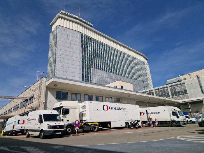 Czech TV implementa un proyecto emblemático de LiveU OB en Europa Central 10 unidades móviles OB modernizadas con codificadores en rack de LiveU para producciones remotas y en sitio con alta calidad y bajo costo Hackensack, NJ – 02 de diciembre 2025 – La Televisión Checa (Czech Television), el canal público nacional, ha desplegado uno de los proyectos de producción en vivo más grandes con LiveU en la región, para cubrir transmisiones deportivas y noticiosas en directo, utilizando la solución de producción remota de LiveU. El proyecto, diseñado e implementado junto al partner Smart Informatics, equipa a 10 unidades móviles (OB vans) con la tecnología IP de transmisión enlazada (bonded) de LiveU, lo que permite a Czech TV operar con flujos de trabajo de producción en vivo más flexibles, rentables y preparados para el futuro. Hasta ahora, Czech TV dependía en gran medida de satélites y líneas terrestres para operar su flota OB. Este nuevo proyecto introduce los codificadores fijos LU810 y servidores de LiveU dentro de las unidades móviles, garantizando una conectividad IP bidireccional confiable para contribuciones en vivo y retornos de video. Esta implementación es única en Europa por su escala de interconectividad entre unidades móviles, lo que permite no solo conectarse con los centros de producción, sino también intercambiar señales en vivo entre distintas unidades en ubicaciones diferentes. Gracias a esta arquitectura, las OB vans funcionan como estudios móviles: pueden enviar múltiples canales directamente al centro de control maestro (MCR), y recibir retornos de video al instante. Esta configuración se utiliza tanto para cubrir deportes de ligas menores como coberturas informativas de grandes eventos internacionales. “Este proyecto representa un gran avance para Czech Television y refuerza nuestro compromiso con la innovación. Al aprovechar la tecnología IP de LiveU, podemos modernizar nuestra flota sin las limitaciones del costoso satélite o las líneas terrestres no disponibles. Podemos ofrecer cobertura en vivo para cualquier deporte, a cualquier nivel — ya sea fútbol, hockey sobre hielo o triatlón — nuestras unidades OB ahora pueden conectarse al instante y compartir señales entre ellas y con nuestro MCR en Praga", señaló Antonin Svach, Jefe del Departamento OB de Czech TV. “LiveU ha sido por años un socio confiable para la cobertura noticiosa con sus unidades portátiles; esta implementación demuestra la confianza que tenemos también en la solidez de su tecnología para eventos deportivos en vivo", agregó Svach. Por su parte, Dariusz Grudzień, Director Regional de Ventas en LiveU, comentó: “Con la implementación de conectividad IP con tecnología enlazada, Czech TV ha alcanzado un nuevo nivel de agilidad en producción, transformando su flota OB en un ecosistema móvil completamente conectado y capaz de salir en vivo desde cualquier lugar. Este proyecto demuestra tanto la confianza de Czech TV en LiveU como la capacidad de nuestra tecnología para integrarse en flujos de trabajo tradicionales de producción remota. Es realmente único en cuanto a escala en nuestra región.” Antonin Svach añadió: “Alejarnos del modelo basado únicamente en satélite y líneas terrestres era esencial para nosotros. Esta nueva configuración híbrida, implementada junto a Smart Informatics, deja nuestra flota lista para el futuro. Con la conectividad IP unificada en el centro de nuestro flujo de trabajo, podemos adaptarnos a cualquier necesidad de producción, desde competencias locales hasta transmisiones a nivel nacional.” Smart Informatics, partner local de sistemas, apoyó a Czech TV en el diseño, integración y entrega del flujo de trabajo complejo.“Desde la prueba de concepto en 2023 hasta el despliegue completo actual, trabajamos junto a Czech TV para crear una solución preparada para el futuro”, afirmó Tomas Vesely, de Smart Informatics. “La confiabilidad y flexibilidad de la tecnología de LiveU garantiza que Czech TV y otros clientes puedan adaptarse a cualquier escenario de producción.”