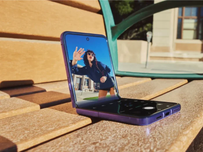 Motorola renueva la familia Razr: llega el primer plegable tipo libro y Google Photos se integra con nuevas funciones de IA