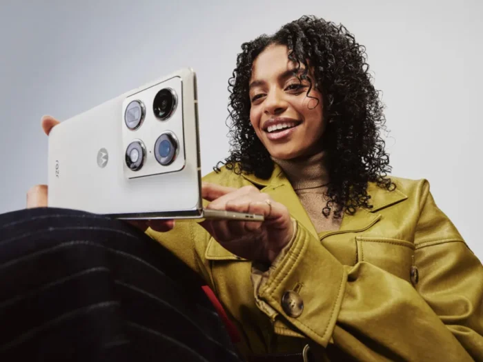 Motorola renueva la familia Razr: llega el primer plegable tipo libro y Google Photos se integra con nuevas funciones de IA