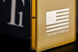 Trump Mobile bajo la lupa: desmontaje confirma que el T1 es casi idéntico a un HTC lanzado en 2024