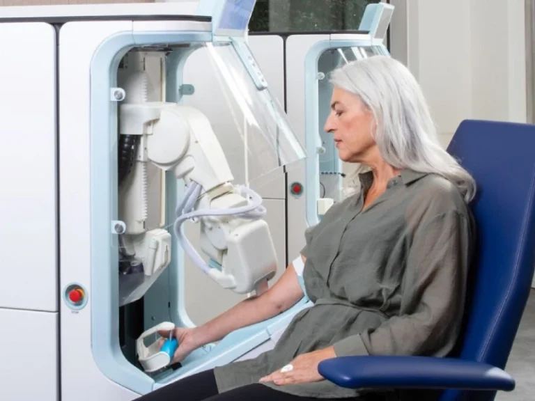 FDA aprueba un robot que encuentra la vena, coloca la aguja y extrae sangre casi sin intervención humana