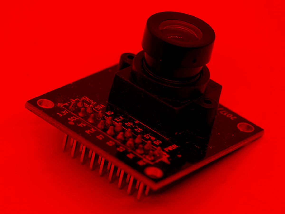 Estados Unidos bloquea cámaras y transmisores por llevar chips de Huawei: la nueva regla que puede afectar a miles de dispositivos